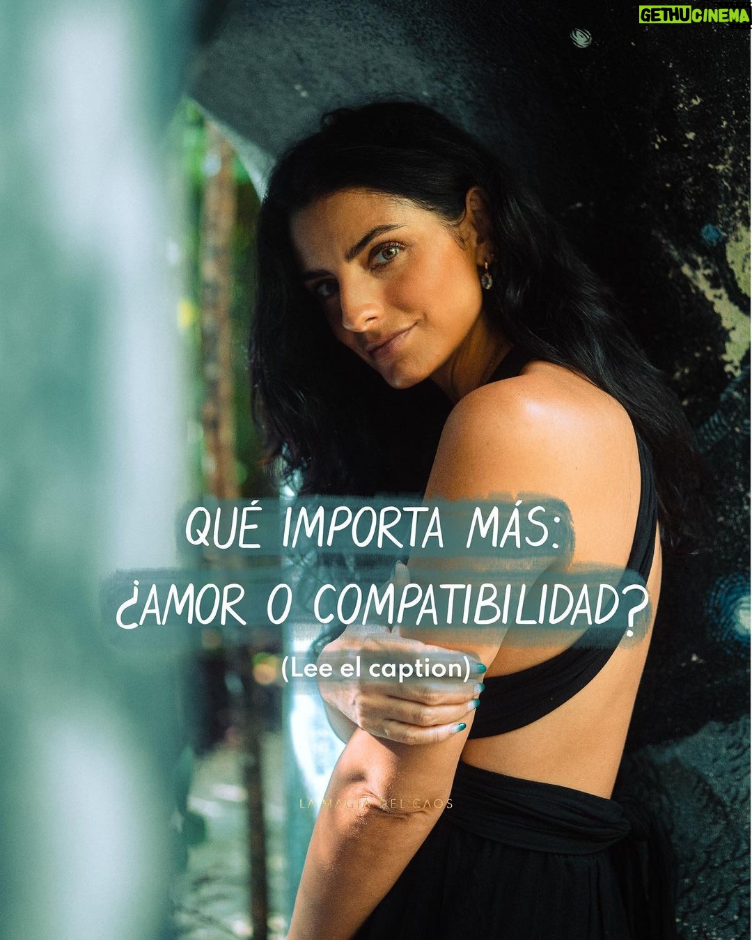 Aislinn Derbez Instagram - Hay muchas personas que me escriben sobre sus relaciones, que no saben si separarse o no, mucho miedo por los hijos… Yo no soy experta y no tengo mucho que aconsejarles, pero tengo una reflexión que compartir: Creo que hay parejas que nunca supieron como amarse y terminan odiándose y deseando jamás haberse conocido… Pero también hay muchas otras que se tienen un amor tan grande y profundo… pero que a la vez no son compatibles. Y a veces uno de los 2 puede confundirlo con “no quiso luchar” o “no me eligió”… y se guardan ciertos rencores… Pero cuando nos vamos mas allá del ego herido, podemos darnos cuenta que a veces, además del amor, hay una falta de compatibilidad real, donde tu libertad me asfixia o mi libertad te encarcela, donde tu esencia me limita o mi esencia te marchita, donde no tenemos el mismo proyecto de vida; y que va mas allá de “echarle ganas” o de “luchar porque el amor todo lo puede”… Y es ahí donde vale la pena reflexionar y darnos cuenta que no necesariamente tenemos que encajar en moldes normales. Que no nos tenemos que perder el uno al otro, sino que podemos seguir acompañándonos de otras maneras. Que hay muchas maneras hermosas de relacionarnos y que la vida es más que lo que la sociedad ha dictado como “relaciones normales”. Y que lo normal no tiene nada que ver con las posibilidades reales de la vida y del corazón. ¿No crees que pueda ser más valioso y enriquecedor explorar lo que la incompatibilidad junto con el amor quieren mostrarnos, en lugar de asfixiarlo en un molde que dañaría ese vínculo de manera irreparable? Te leo…