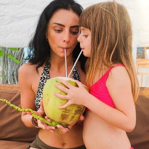 Aislinn Derbez Instagram - Hace meses le prometí a Kai este curso de verano en @zunya 

Me quedé en una serie que se graba todo el verano y estaba dispuesta a perder el trabajo si no me daban chance, pero aceptaron parar una semana para que pudiera ir y fue maravilloso😍

Estar en uno de mis lugares favoritos con algunas de mis personas favoritas y que mi hija tenga siempre estas memorias es de lo que más me llena el corazón y siempre será una prioridad🥹♥️

Ojalá cada vez sea menos difícil encontrar proyectos y lugares así en el mundo donde nuestros hijos puedan ser más libres, salvajes y felices🦋🐾🌴🌊🌈🔥
