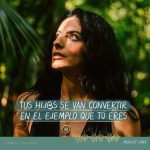 Aislinn Derbez Instagram – Mucho de lo que somos hoy está entrelazado con lo que vimos, escuchamos y entendimos cuando éramos niñ@s… Y eso implica que parte de nuestra sombra tiene que ver con qué nos incomodó, dolió o marcó en esa etapa…
Un poco de esto lo platiqué con mi hermano @vadhird en el episodio “Cómo sobrevivir a la soltería y NO repetir patrones” de la 3era temporada y ahí también hablamos de:
– Por qué socialmente vemos el no tener #pareja como “algo que solucionar”…
– ¿Cómo transitamos por nuestra soltería?
– De qué manera vivimos los #duelos de nuestras relaciones
– Los intentos fallidos por llenar nuestros vacíos…
– Cómo fue que la terapia nos cambió y salvó la vida
– Por qué NO repetir patrones familiares
– Qué hacer cuando un ciclo se termina
✨¡Cuéntame qué opinas de este capítulo en los comentarios!👇
*¡Recuerda que YA puedes escuchar el capítulo en Youtube, Facebook y TODAS las plataformas de audio (incluyendo Spotify, Apple Podcasts y Amazon Music)!