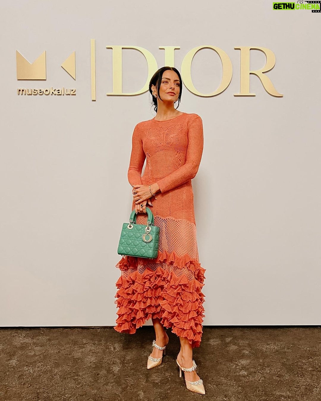 Aislinn Derbez Instagram - Una de esas noches mágicas con @Dior en el @museokaluz , celebrando el arte, la cultura y a las mujeres mexicanas como Martina García Cruz, a quien se le reconoció por sus tejidos que forman parte de los artes más intrínsecos y bellos que tiene México. Museo Kaluz
