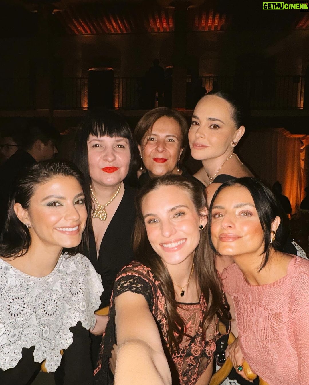 Aislinn Derbez Instagram - Una de esas noches mágicas con @Dior en el @museokaluz , celebrando el arte, la cultura y a las mujeres mexicanas como Martina García Cruz, a quien se le reconoció por sus tejidos que forman parte de los artes más intrínsecos y bellos que tiene México. Museo Kaluz
