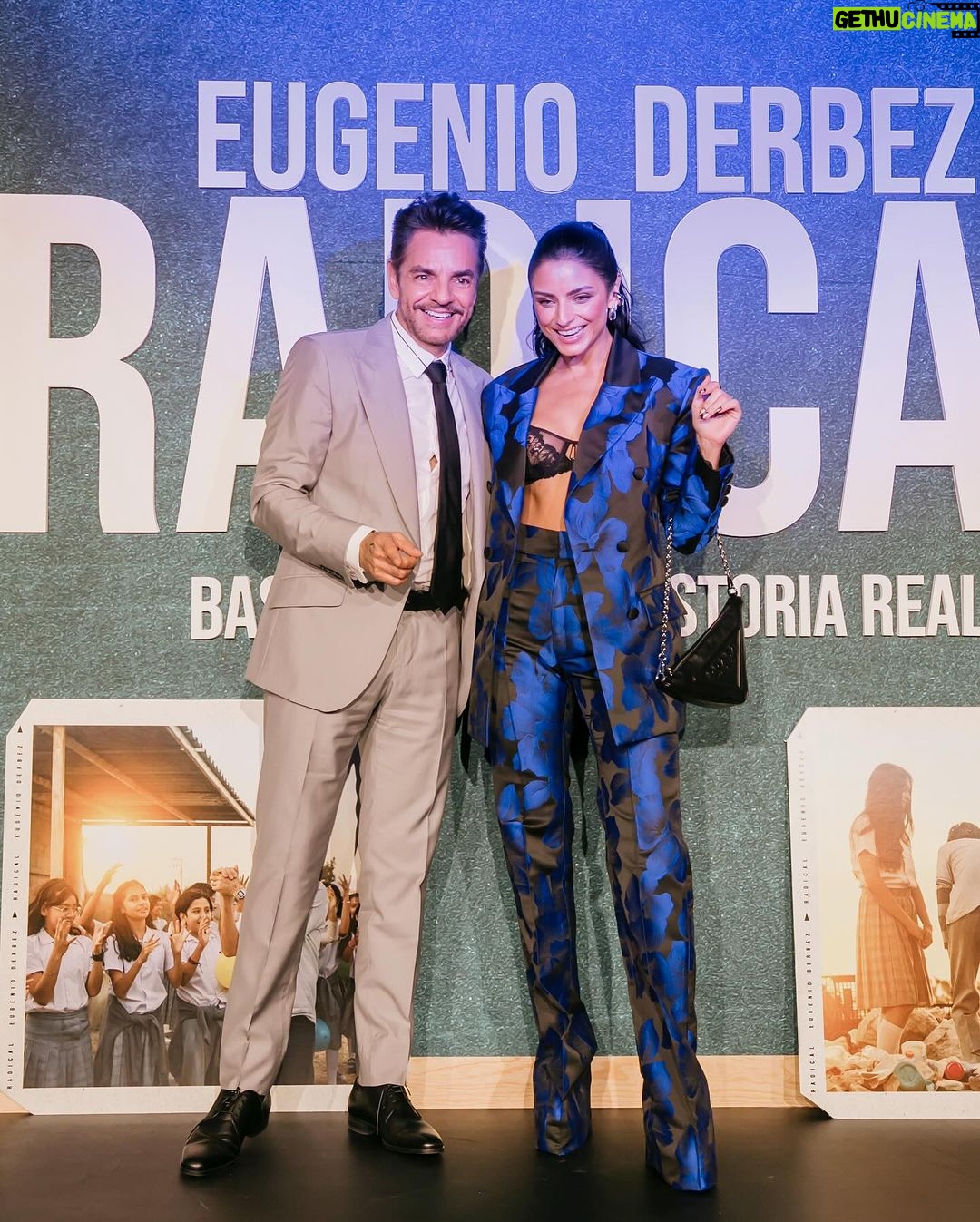 Aislinn Derbez Instagram - Ayer fue la premiere de Radical @radicalthemovie y decirles con palabras lo que esta peli movió dentro de mí se quedaría muy corto… Definitivamente es el proyecto que más me ha conmovido de @ederbez y me estalla el pecho de orgullo y amor. La educación es de los temas que más me apasionan y deseo de todo corazón que esta película sea una semilla para inspirar a cambios radicales en la forma de educar a los niños. En el video 2 sale el verdadero maestro Sergio, en la foto 6 sale Paloma de la vida real, y en la foto 10 se ve cómo acabé al final de la película…no podía parar de llorar. Vayan a verla con sus familias. No se la pueden perder. Styling @marmolviejo Look @alfredomartinez_brand Mexico City, Mexico