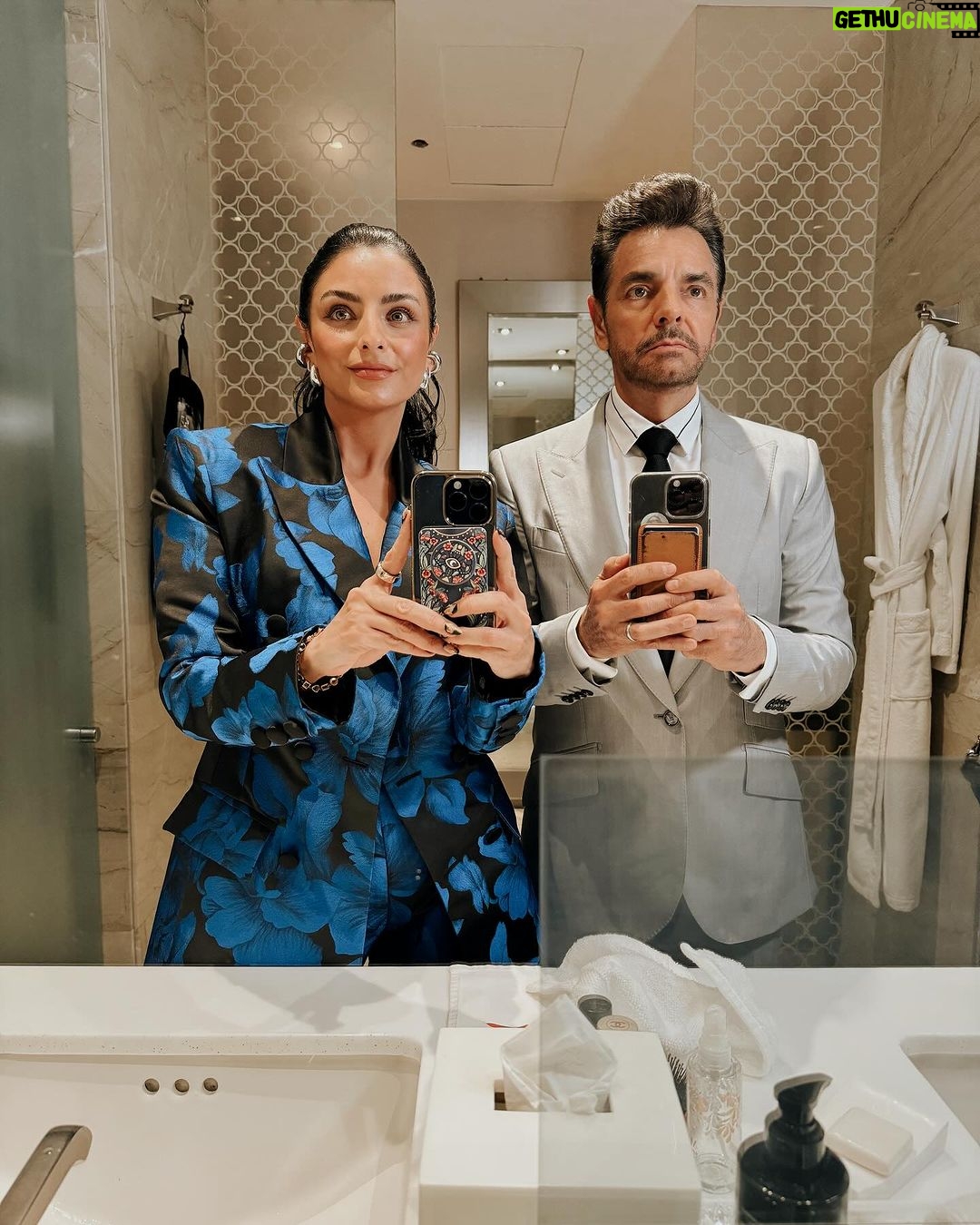 Aislinn Derbez Instagram - Ayer fue la premiere de Radical @radicalthemovie y decirles con palabras lo que esta peli movió dentro de mí se quedaría muy corto… Definitivamente es el proyecto que más me ha conmovido de @ederbez y me estalla el pecho de orgullo y amor. La educación es de los temas que más me apasionan y deseo de todo corazón que esta película sea una semilla para inspirar a cambios radicales en la forma de educar a los niños. En el video 2 sale el verdadero maestro Sergio, en la foto 6 sale Paloma de la vida real, y en la foto 10 se ve cómo acabé al final de la película…no podía parar de llorar. Vayan a verla con sus familias. No se la pueden perder. Styling @marmolviejo Look @alfredomartinez_brand Mexico City, Mexico
