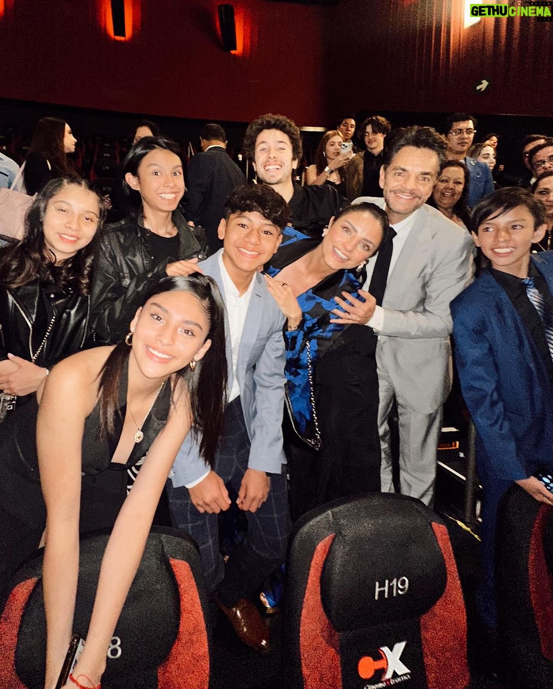 Aislinn Derbez Instagram - Ayer fue la premiere de Radical @radicalthemovie y decirles con palabras lo que esta peli movió dentro de mí se quedaría muy corto… Definitivamente es el proyecto que más me ha conmovido de @ederbez y me estalla el pecho de orgullo y amor. La educación es de los temas que más me apasionan y deseo de todo corazón que esta película sea una semilla para inspirar a cambios radicales en la forma de educar a los niños. En el video 2 sale el verdadero maestro Sergio, en la foto 6 sale Paloma de la vida real, y en la foto 10 se ve cómo acabé al final de la película…no podía parar de llorar. Vayan a verla con sus familias. No se la pueden perder. Styling @marmolviejo Look @alfredomartinez_brand Mexico City, Mexico