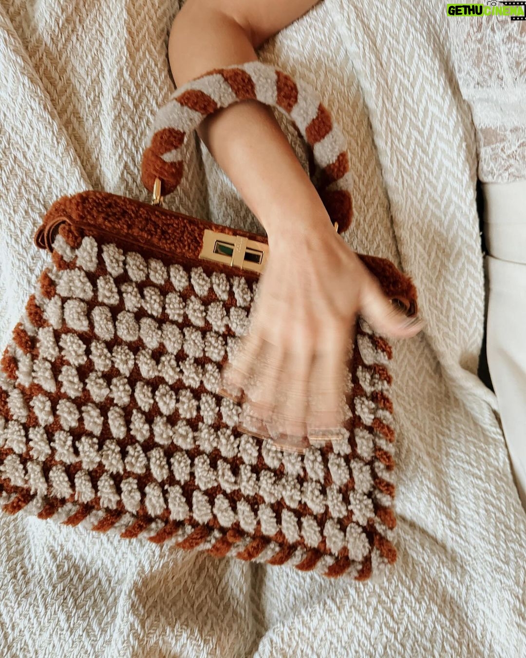 Aislinn Derbez Instagram - La pieza más cozy y deliciosa para este invierno es #FendiPeekaboo un icono de @fendi 😍