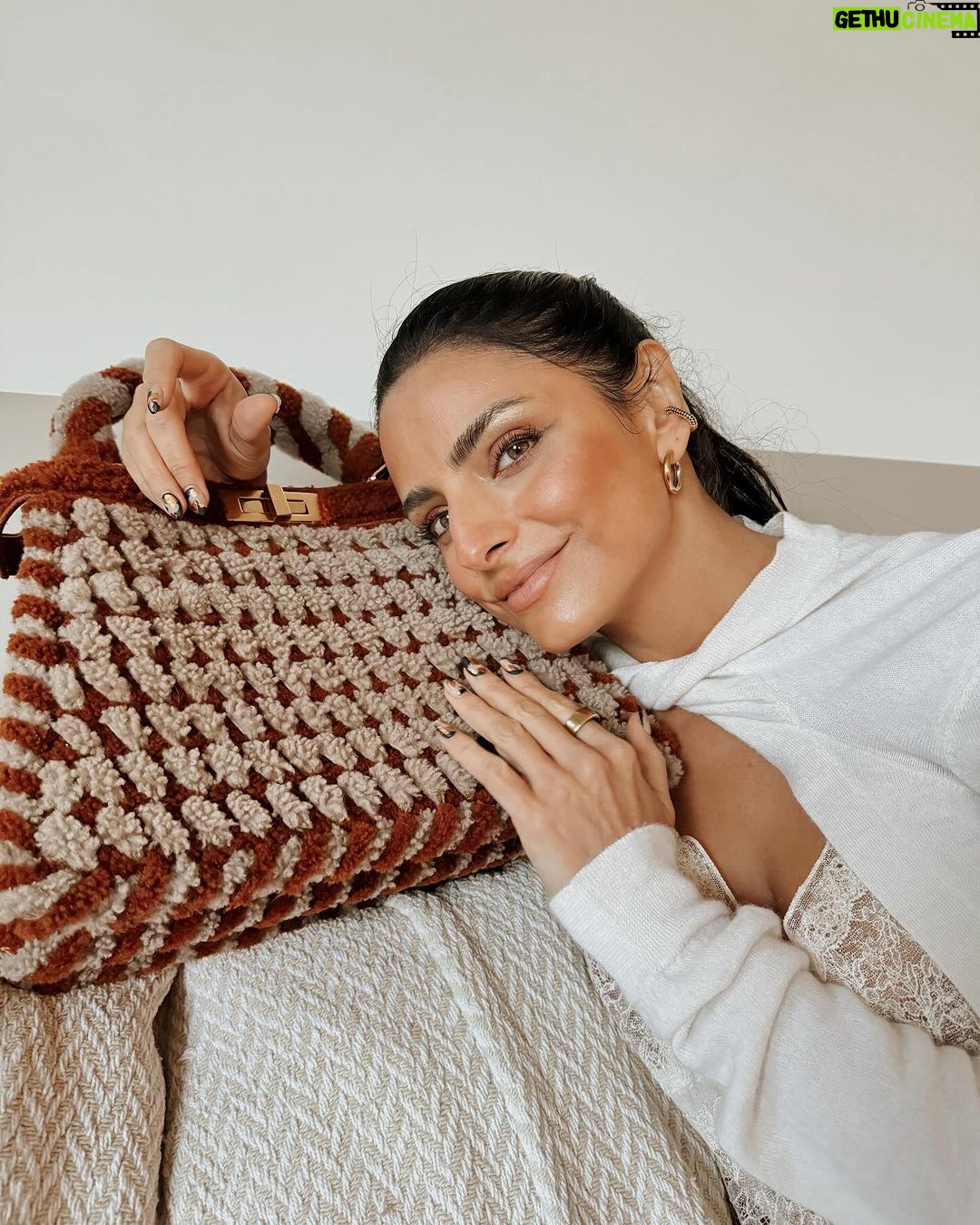Aislinn Derbez Instagram - La pieza más cozy y deliciosa para este invierno es #FendiPeekaboo un icono de @fendi 😍