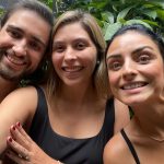 Aislinn Derbez Instagram - La incomodidad siempre nos hace crecer… el problema es que cuando la incomodidad llega sin que la busquemos, puede ser tan dolorosa o traumática que sólo pongamos resistencia… Curiosamente cuando la exposición a la incomodidad es voluntaria se puede volver de las experiencias más transformadoras… y los hielos es una de tantas… Les dejo unas fotos de un día muy especial en @elclubdelhielo : 1. Meterme a los hielos siempre me da pánico, al grado de que antes de meterme casi siempre me suelto de la panza🥴🤣, pero una vez que estuve dentro @begogarcia me ayudo a encontrar mi paz en la incomodidad 🫶🏻. 2. Me llevé arrastrando a mi hermana y mi cuñado pero al final fueron muy felices y lo agradecieron😅. 3. La master class de 5 hrs que da @begogarcia es brutal… aprendí mil cosas impactantes sobre mi cuerpo/ anatomía/ la ciencia detrás de la respiración y la exposición al frío, entre muchas otras cosas. 4. Hicimos ejercicios de respiración que nos llevaron a otra dimensión🤯😂. 5. Nunca antes había soportado meter las manos por el nivel de dolor que me da, aquí mi concentración máxima para no sacarlas 😂. Siempre que hago esto la recompensa es muy grande y hermosa. Gracias @elclubdelhielo 😘 📸 @begogarcia