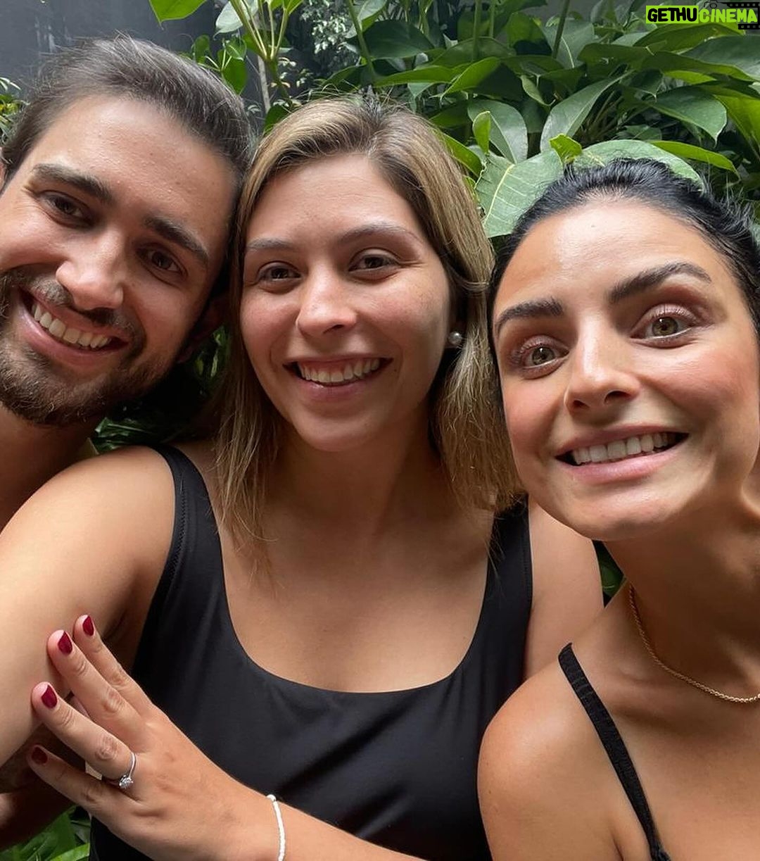 Aislinn Derbez Instagram - La incomodidad siempre nos hace crecer… el problema es que cuando la incomodidad llega sin que la busquemos, puede ser tan dolorosa o traumática que sólo pongamos resistencia… Curiosamente cuando la exposición a la incomodidad es voluntaria se puede volver de las experiencias más transformadoras… y los hielos es una de tantas… Les dejo unas fotos de un día muy especial en @elclubdelhielo : 1. Meterme a los hielos siempre me da pánico, al grado de que antes de meterme casi siempre me suelto de la panza🥴🤣, pero una vez que estuve dentro @begogarcia me ayudo a encontrar mi paz en la incomodidad 🫶🏻. 2. Me llevé arrastrando a mi hermana y mi cuñado pero al final fueron muy felices y lo agradecieron😅. 3. La master class de 5 hrs que da @begogarcia es brutal… aprendí mil cosas impactantes sobre mi cuerpo/ anatomía/ la ciencia detrás de la respiración y la exposición al frío, entre muchas otras cosas. 4. Hicimos ejercicios de respiración que nos llevaron a otra dimensión🤯😂. 5. Nunca antes había soportado meter las manos por el nivel de dolor que me da, aquí mi concentración máxima para no sacarlas 😂. Siempre que hago esto la recompensa es muy grande y hermosa. Gracias @elclubdelhielo 😘 📸 @begogarcia