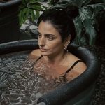 Aislinn Derbez Instagram - La incomodidad siempre nos hace crecer… el problema es que cuando la incomodidad llega sin que la busquemos, puede ser tan dolorosa o traumática que sólo pongamos resistencia… Curiosamente cuando la exposición a la incomodidad es voluntaria se puede volver de las experiencias más transformadoras… y los hielos es una de tantas… Les dejo unas fotos de un día muy especial en @elclubdelhielo : 1. Meterme a los hielos siempre me da pánico, al grado de que antes de meterme casi siempre me suelto de la panza🥴🤣, pero una vez que estuve dentro @begogarcia me ayudo a encontrar mi paz en la incomodidad 🫶🏻. 2. Me llevé arrastrando a mi hermana y mi cuñado pero al final fueron muy felices y lo agradecieron😅. 3. La master class de 5 hrs que da @begogarcia es brutal… aprendí mil cosas impactantes sobre mi cuerpo/ anatomía/ la ciencia detrás de la respiración y la exposición al frío, entre muchas otras cosas. 4. Hicimos ejercicios de respiración que nos llevaron a otra dimensión🤯😂. 5. Nunca antes había soportado meter las manos por el nivel de dolor que me da, aquí mi concentración máxima para no sacarlas 😂. Siempre que hago esto la recompensa es muy grande y hermosa. Gracias @elclubdelhielo 😘 📸 @begogarcia