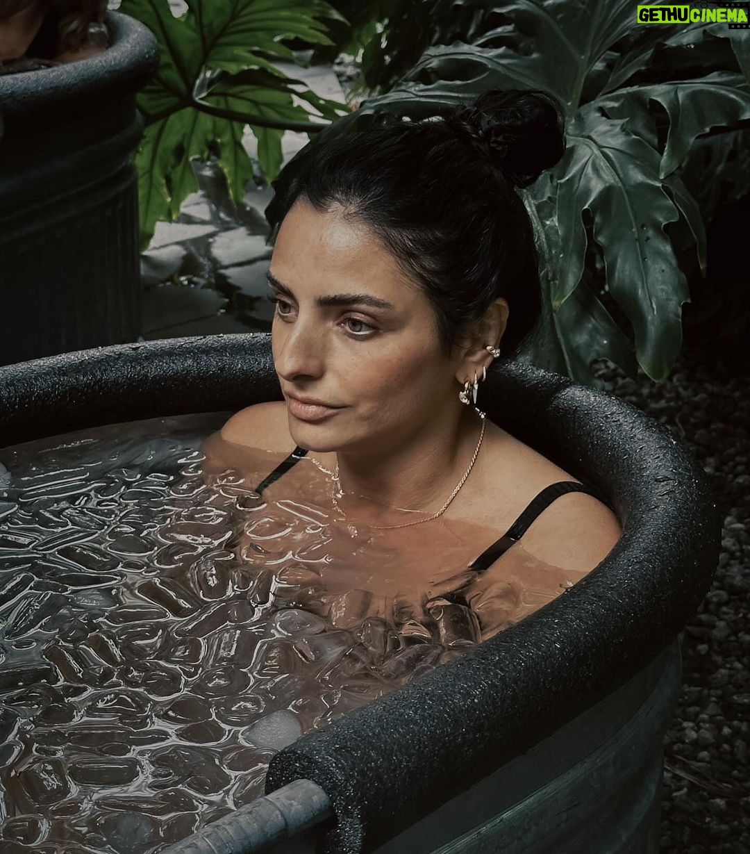Aislinn Derbez Instagram - La incomodidad siempre nos hace crecer… el problema es que cuando la incomodidad llega sin que la busquemos, puede ser tan dolorosa o traumática que sólo pongamos resistencia… Curiosamente cuando la exposición a la incomodidad es voluntaria se puede volver de las experiencias más transformadoras… y los hielos es una de tantas… Les dejo unas fotos de un día muy especial en @elclubdelhielo : 1. Meterme a los hielos siempre me da pánico, al grado de que antes de meterme casi siempre me suelto de la panza🥴🤣, pero una vez que estuve dentro @begogarcia me ayudo a encontrar mi paz en la incomodidad 🫶🏻. 2. Me llevé arrastrando a mi hermana y mi cuñado pero al final fueron muy felices y lo agradecieron😅. 3. La master class de 5 hrs que da @begogarcia es brutal… aprendí mil cosas impactantes sobre mi cuerpo/ anatomía/ la ciencia detrás de la respiración y la exposición al frío, entre muchas otras cosas. 4. Hicimos ejercicios de respiración que nos llevaron a otra dimensión🤯😂. 5. Nunca antes había soportado meter las manos por el nivel de dolor que me da, aquí mi concentración máxima para no sacarlas 😂. Siempre que hago esto la recompensa es muy grande y hermosa. Gracias @elclubdelhielo 😘 📸 @begogarcia
