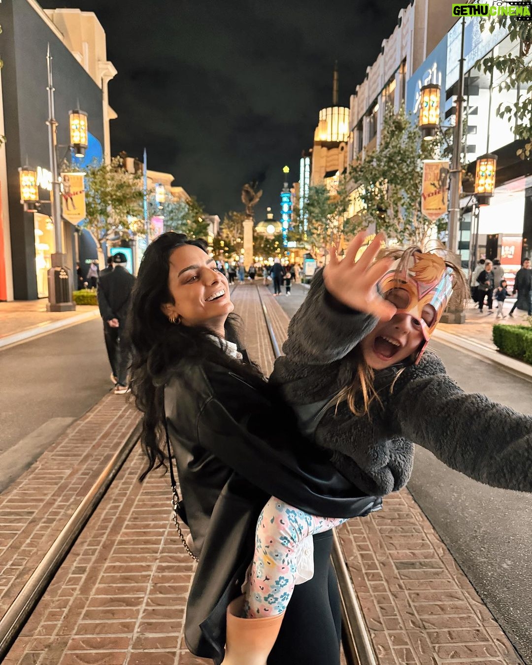 Aislinn Derbez Instagram - Y la seguiré cargando hasta que esté de mi tamaño😂🥰 Los Angeles, California