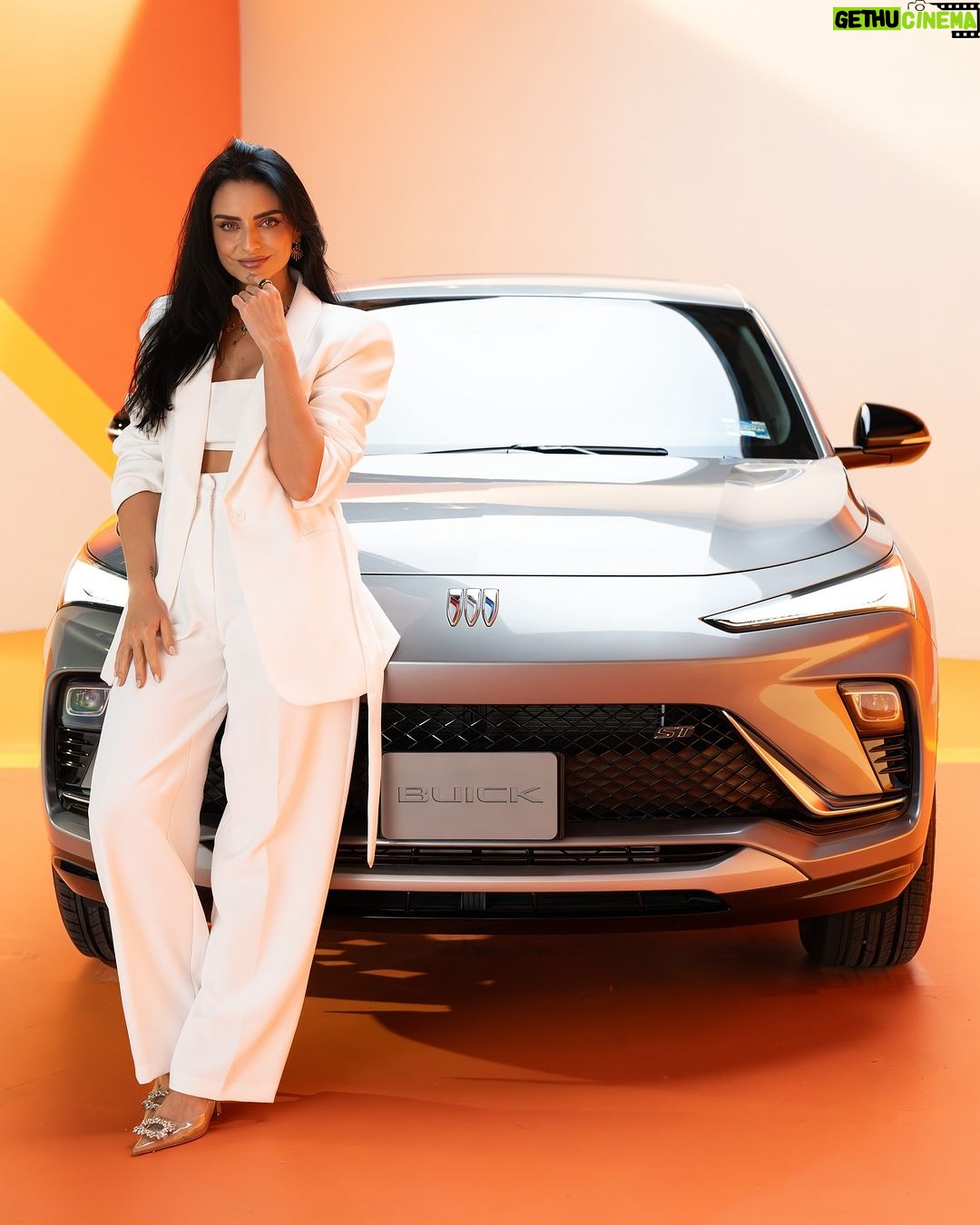 Aislinn Derbez Instagram - Crear tu propio estilo es encontrarte a ti misma y definir todo lo que #TeQueda. Yo encontré en la nueva #BuickEnvista el match perfecto entre personalidad, estilo y tecnología que van conmigo. ¿Ya la conoces? #NuevaBuickEnvista #TeQueda @buickmexico 📸 @dddiegortiz