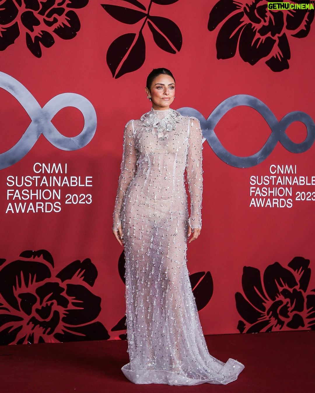 Aislinn Derbez Instagram - Que honor ser invitada a los premios anuales CNMI de la moda sostenible, los cuales están orientados a llevar el diseño circular a la cima de la agenda creativa de la industria de la moda italiana. @cameramodafashiontrust #cnmisustainablefashionawards Styling @marmolviejo Dress @iann_dey Makeup @stanislaomakeupartist 📸 @whiteteeblackdress Teatro Alla Scala Milano