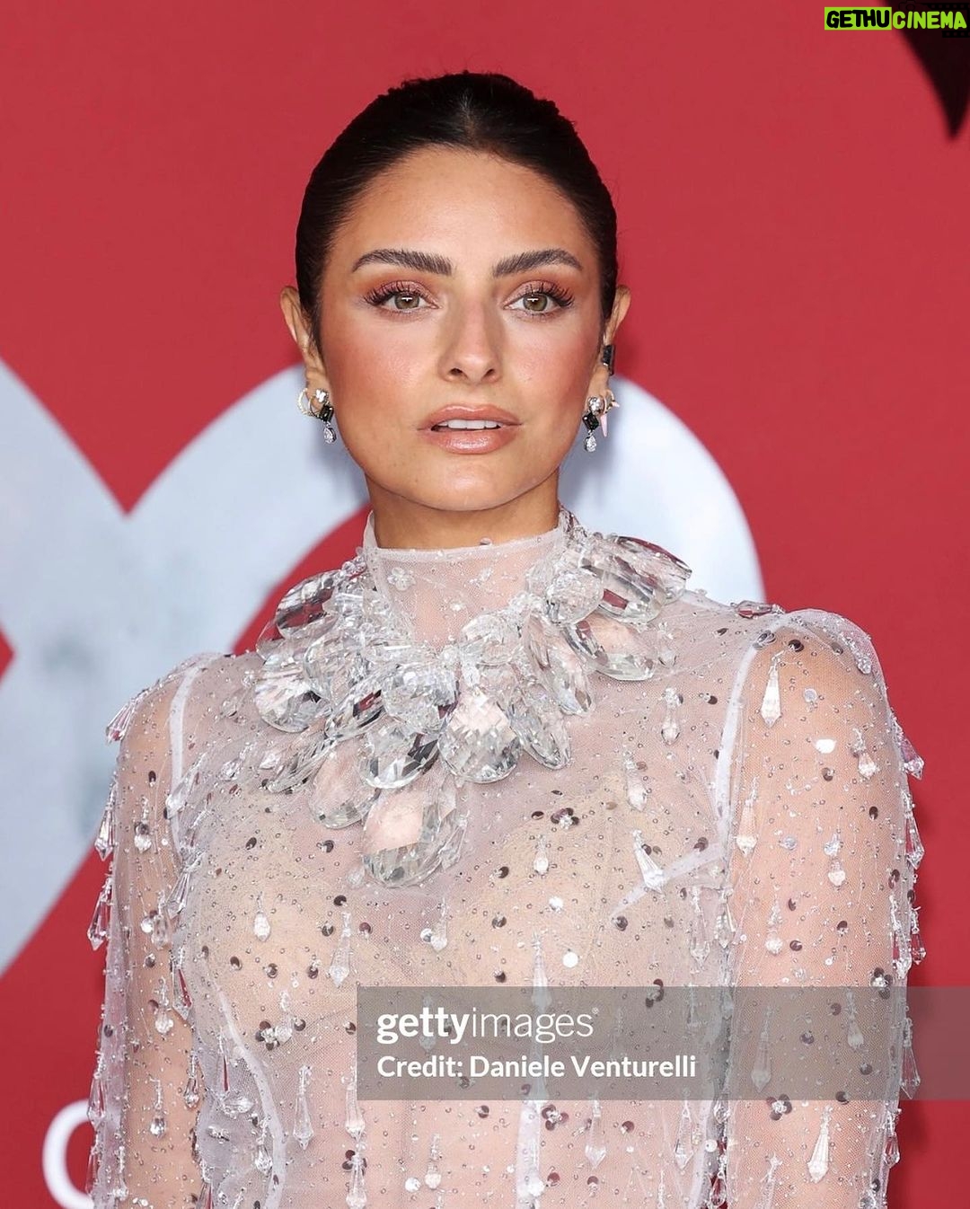 Aislinn Derbez Instagram - Que honor ser invitada a los premios anuales CNMI de la moda sostenible, los cuales están orientados a llevar el diseño circular a la cima de la agenda creativa de la industria de la moda italiana. @cameramodafashiontrust #cnmisustainablefashionawards Styling @marmolviejo Dress @iann_dey Makeup @stanislaomakeupartist 📸 @whiteteeblackdress Teatro Alla Scala Milano