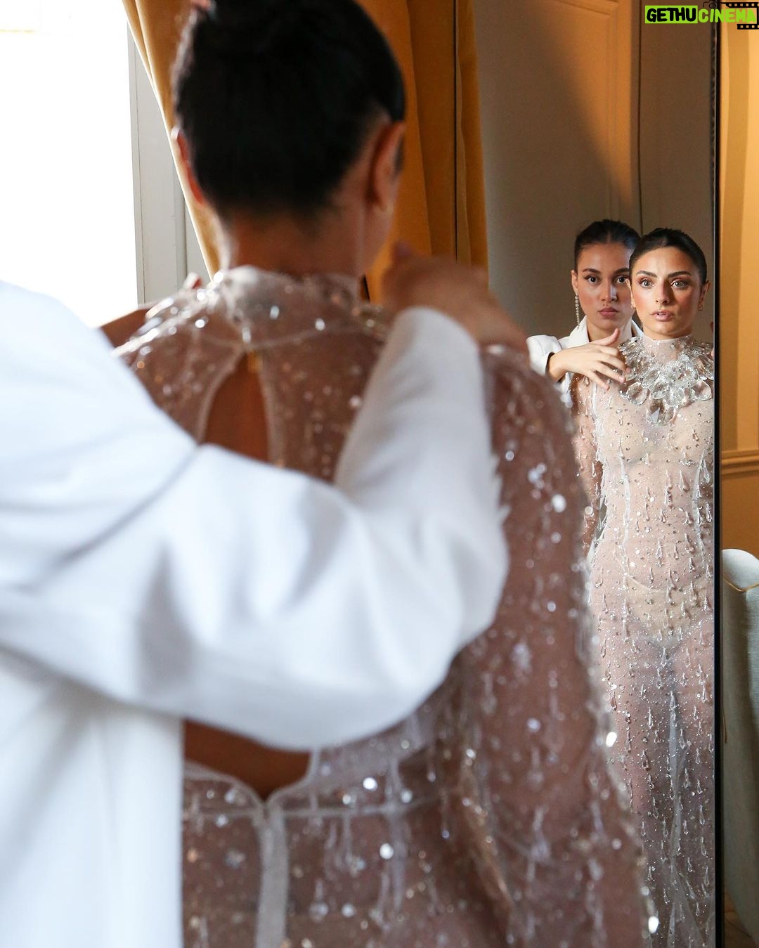 Aislinn Derbez Instagram - Que honor ser invitada a los premios anuales CNMI de la moda sostenible, los cuales están orientados a llevar el diseño circular a la cima de la agenda creativa de la industria de la moda italiana. @cameramodafashiontrust #cnmisustainablefashionawards Styling @marmolviejo Dress @iann_dey Makeup @stanislaomakeupartist 📸 @whiteteeblackdress Teatro Alla Scala Milano