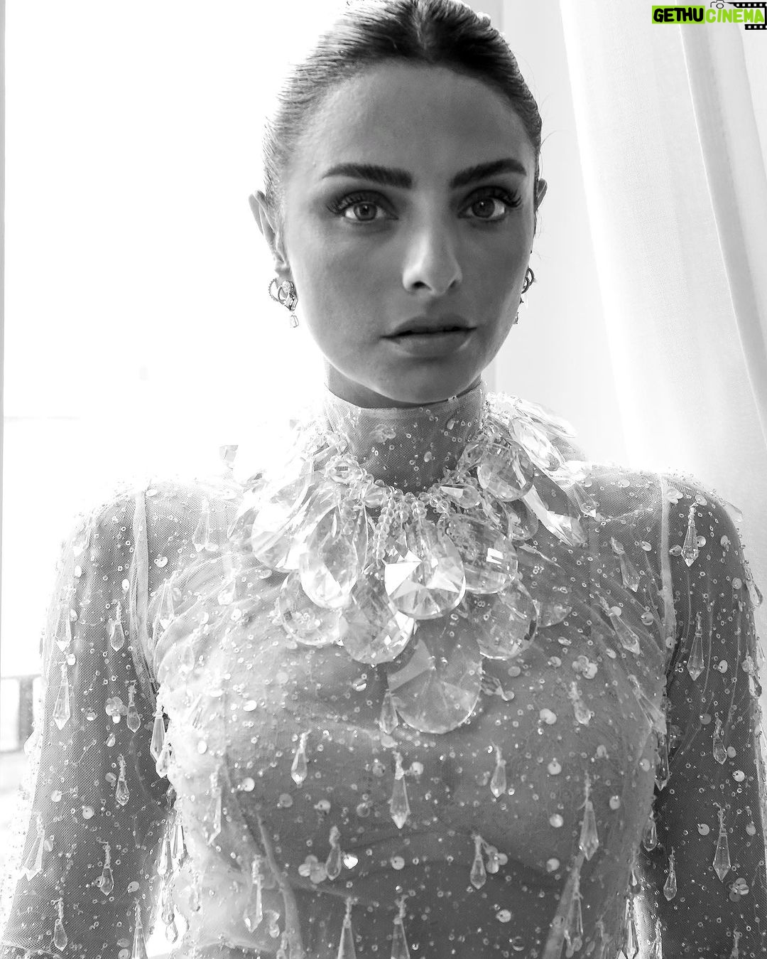 Aislinn Derbez Instagram - Que honor ser invitada a los premios anuales CNMI de la moda sostenible, los cuales están orientados a llevar el diseño circular a la cima de la agenda creativa de la industria de la moda italiana. @cameramodafashiontrust #cnmisustainablefashionawards Styling @marmolviejo Dress @iann_dey Makeup @stanislaomakeupartist 📸 @whiteteeblackdress Teatro Alla Scala Milano