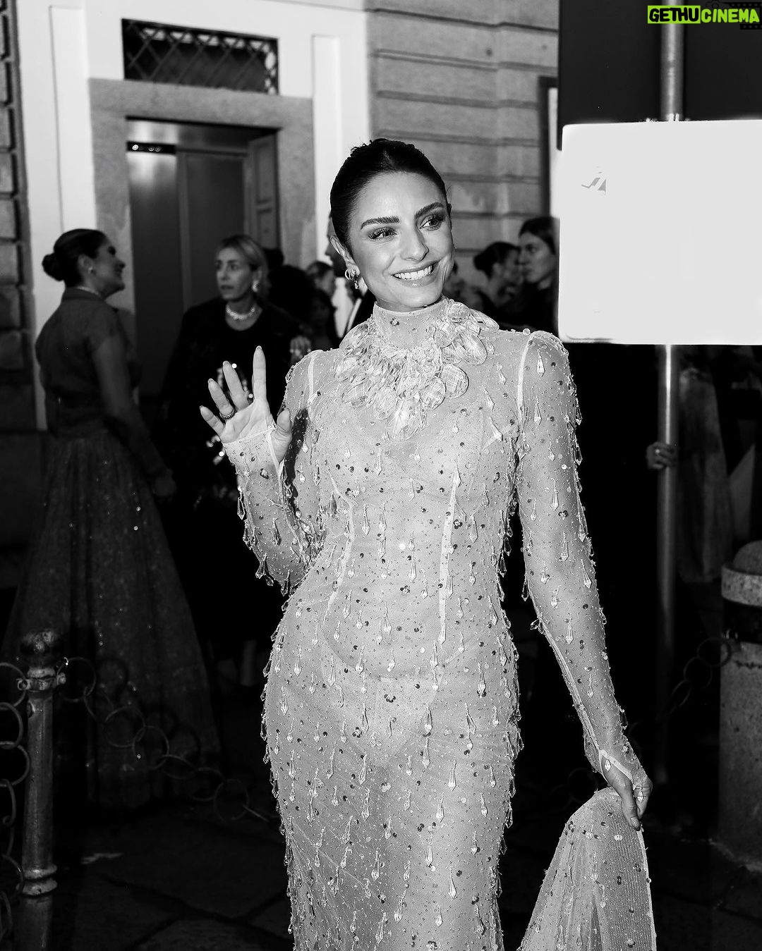 Aislinn Derbez Instagram - Que honor ser invitada a los premios anuales CNMI de la moda sostenible, los cuales están orientados a llevar el diseño circular a la cima de la agenda creativa de la industria de la moda italiana. @cameramodafashiontrust #cnmisustainablefashionawards Styling @marmolviejo Dress @iann_dey Makeup @stanislaomakeupartist 📸 @whiteteeblackdress Teatro Alla Scala Milano