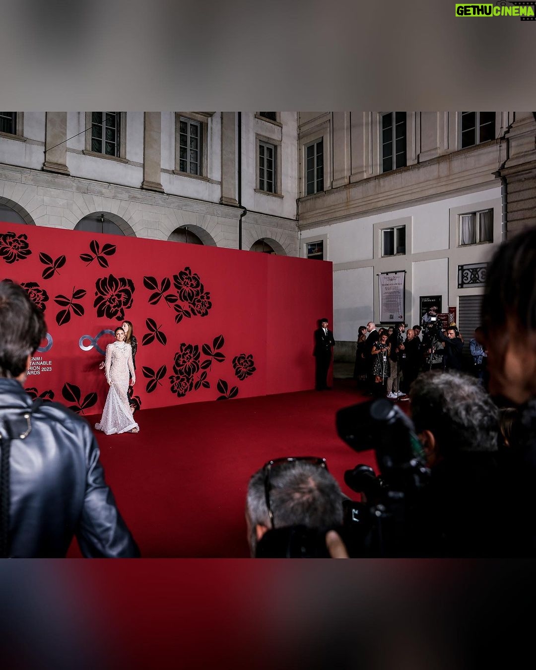 Aislinn Derbez Instagram - Que honor ser invitada a los premios anuales CNMI de la moda sostenible, los cuales están orientados a llevar el diseño circular a la cima de la agenda creativa de la industria de la moda italiana. @cameramodafashiontrust #cnmisustainablefashionawards Styling @marmolviejo Dress @iann_dey Makeup @stanislaomakeupartist 📸 @whiteteeblackdress Teatro Alla Scala Milano