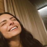 Aislinn Derbez Instagram - Ese día en Finlandia andaba yo muy chipil, estaba llorando… y estos 2 se dieron cuenta, entraron a mi cuarto, me escucharon un ratote mientras me desahogaba (y me sonaba los mocos🤣), y esa fue su manera de apapacharme.. 😻😂🥰 Por cierto ya salieron todos los episodios de @deviajeconlosderbez corean a verlos! ❤️