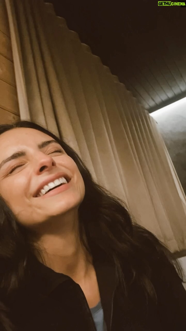 Aislinn Derbez Instagram - Ese día en Finlandia andaba yo muy chipil, estaba llorando… y estos 2 se dieron cuenta, entraron a mi cuarto, me escucharon un ratote mientras me desahogaba (y me sonaba los mocos🤣), y esa fue su manera de apapacharme.. 😻😂🥰 Por cierto ya salieron todos los episodios de @deviajeconlosderbez corean a verlos! ❤️