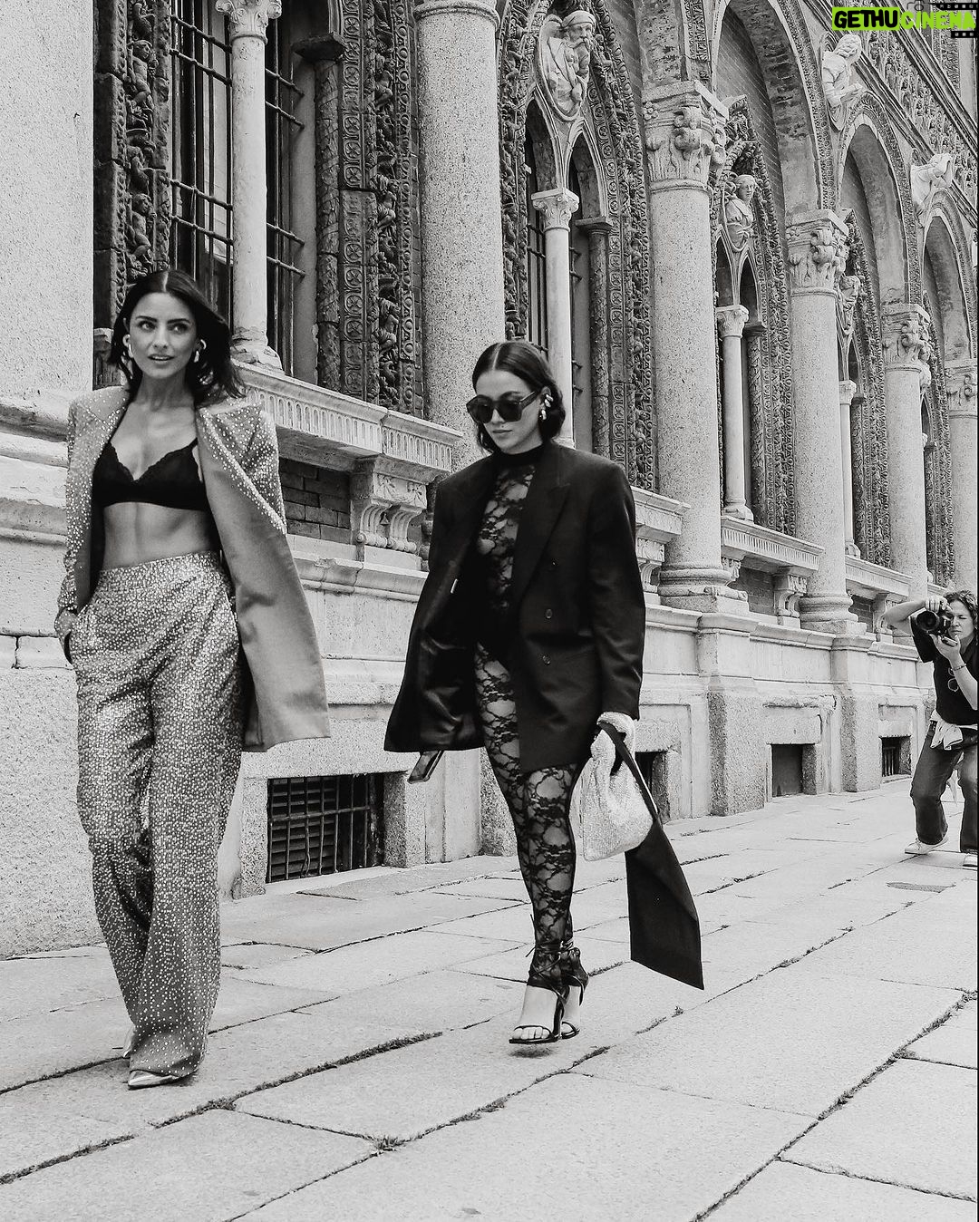 Aislinn Derbez Instagram - Amo este look de @ermannoscervino para ver su nueva colección en #MilanoFashionWeek #SS2024 ¿Cual ha sido su look favorito hasta ahora?😎 Total look @ermannoscervino Styling @marmolviejo Fotazas de @whiteteeblackdress Milano, Italia