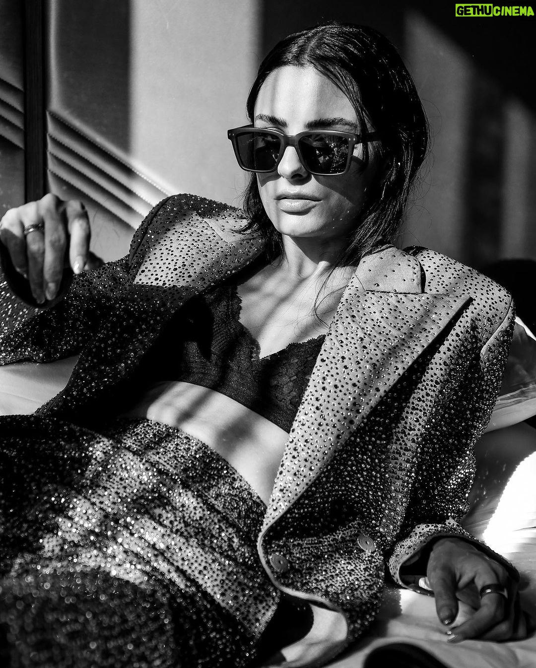 Aislinn Derbez Instagram - Amo este look de @ermannoscervino para ver su nueva colección en #MilanoFashionWeek #SS2024 ¿Cual ha sido su look favorito hasta ahora?😎 Total look @ermannoscervino Styling @marmolviejo Fotazas de @whiteteeblackdress Milano, Italia