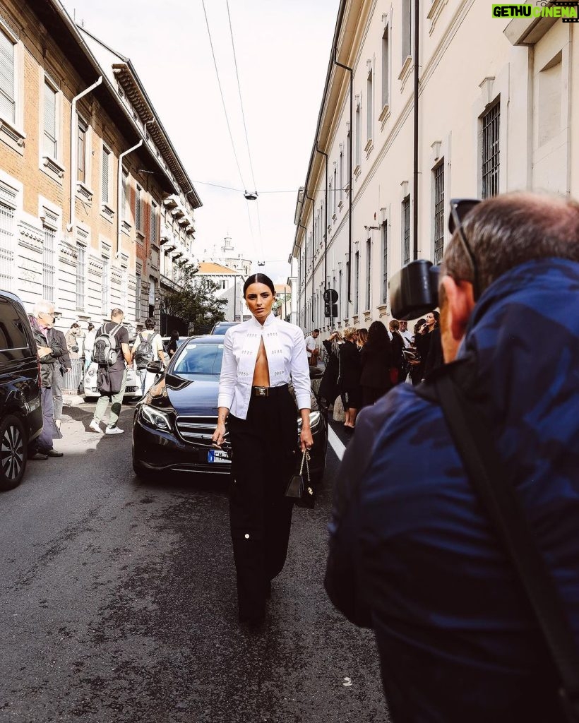 Aislinn Derbez Instagram - Amé este look de hoy para ver la nueva colección de @elisabettafranchi #milanofashionweek #EFSS2024 Total look @elisabettafranchi Styling @marmolviejo 📸 @whiteteeblackdress Milano, Italia