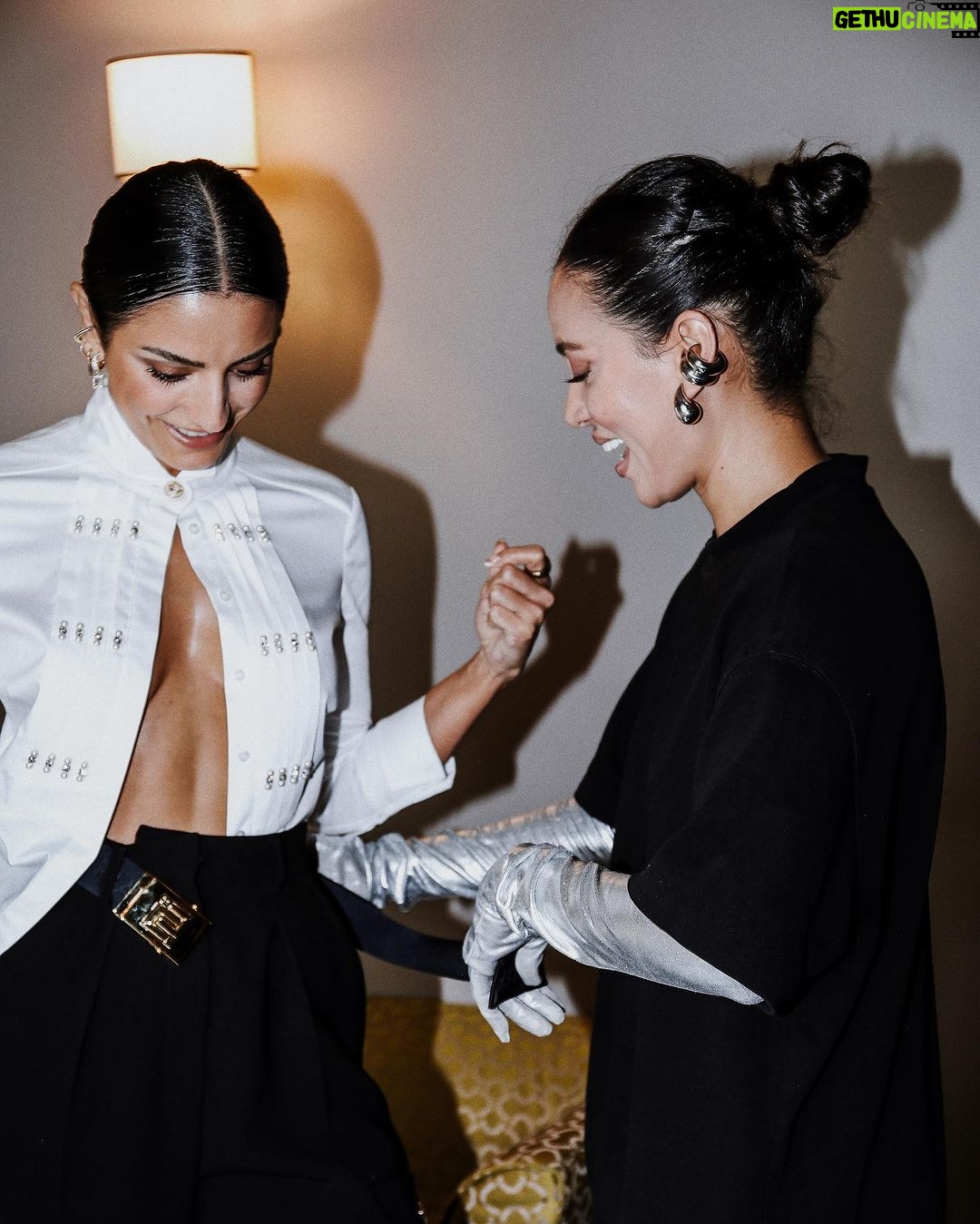 Aislinn Derbez Instagram - Am茅 este look de hoy para ver la nueva colecci贸n de @elisabettafranchi #milanofashionweek #EFSS2024 Total look @elisabettafranchi Styling @marmolviejo 馃摳 @whiteteeblackdress Milano, Italia