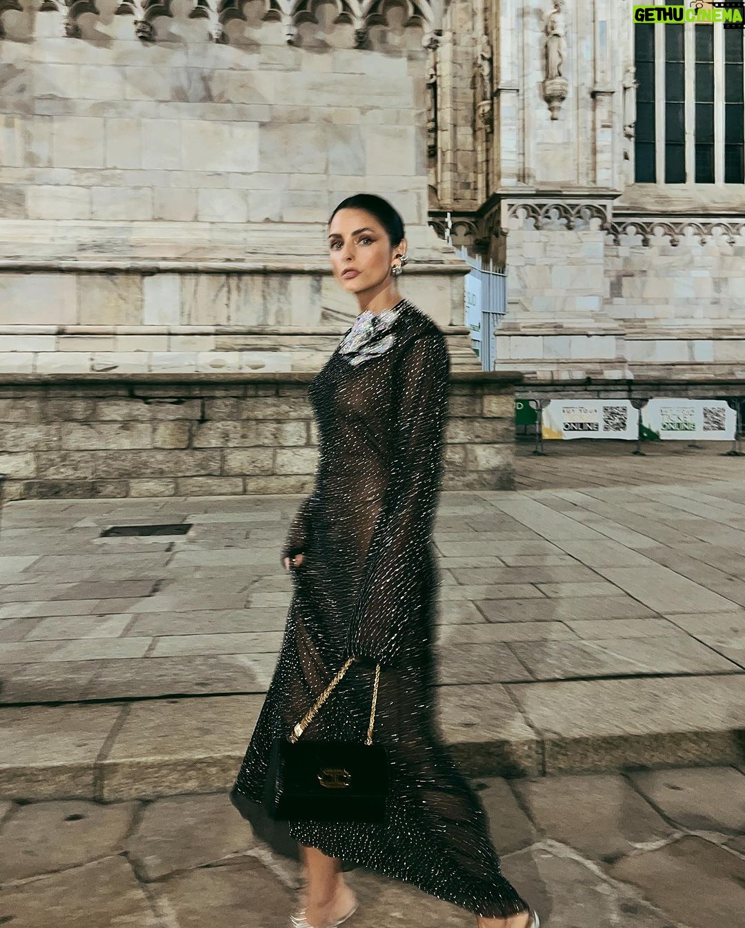 Aislinn Derbez Instagram - Hoy @luigiandiango nos hipnotizaron con su impresionante exhibición, donde la belleza y la creatividad se mezclaron en una sinfonía de imágenes, un viaje visual que trasciende fronteras y celebra el poder de la moda como arte… #MilanoFashionWeek Styling @marmolviejo Vestido: @alersundi Bolso: @elisabettafranchi Palazzo Reale di Milano