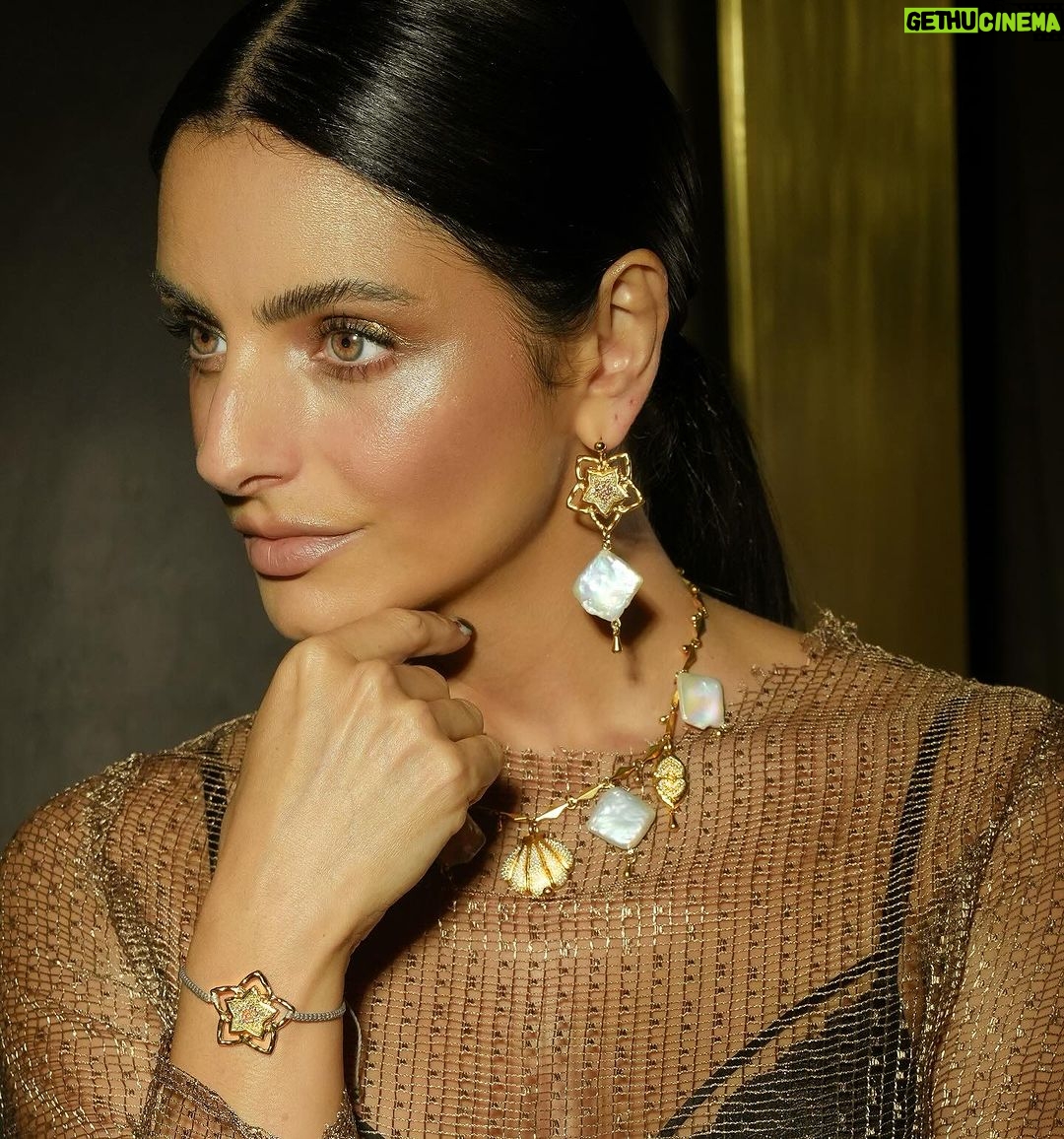Aislinn Derbez Instagram - ¿Aún no tienes regalos para esta Navidad? La nueva colección “Venus” que creamos en @morenacorazon está de ensueño y cada pieza tiene simbolismos profundos. Checa la pag web de @morenacorazon para ver toda la colección y recuerda que hacemos envíos a todo el mundo!😍