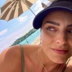 Aislinn Derbez Instagram - Llevaba años queriendo regalarme un viaje completamente sola y por fin lo cumplí! 🎉 Confieso que los últimos 3 años he estado en una racha continua de exceso de trabajo + ser mamá; y una parte de mi se sentía valiosa y orgullosa por vivir así, sin parar ni los domingos.. Pero últimamente me he dado cuenta que “hacer demasiado” sólo me entorpece y me apendeja. Literal se me atrofia la cabeza, se me olvidan las cosas, se satura mi energía, lo cual me hace menos consciente, menos amorosa conmigo misma y con los demás y entro constantemente en lugares de ansiedad, desconexión, comparación, competencia, intolerancia, agotamiento, saturación, insuficiencia, descuido… Porque cuando hacemos demasiado no hay espacio. No hay espacio para sentir, para enfocarnos, para observar, para cuidarnos, para ponernos atención, para ser creativ@, para disfrutar, para descansar, para las cosas que nos dan placer y nos hacen expandirnos, crecer y crear desde la autenticidad y el corazón. Amo trabajar y crear cosas nuevas, así que estoy aprendiendo nuevas maneras de “hacer” y de relacionarme con el trabajo, desde un lugar más suave, más libre, amoroso y menos apegado. Me encantaría no identificar tanto mi valor en lo que “hago” y poder simplemente “ser” y disfrutar cada vez más🥰. ¿Y a ti, te ha pasado? P.D. Por cierto, me di cuenta que para tener uno de los viajes más románticos de tu vida no necesitas estar acompañada… Toscana, Italy