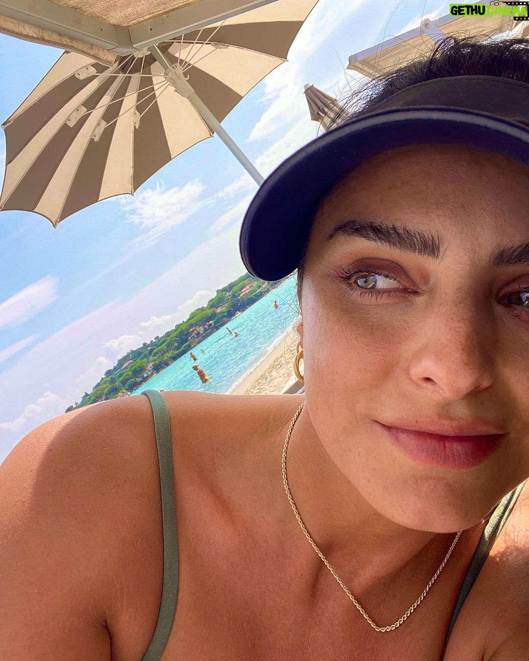 Aislinn Derbez Instagram - Llevaba años queriendo regalarme un viaje completamente sola y por fin lo cumplí! 🎉 Confieso que los últimos 3 años he estado en una racha continua de exceso de trabajo + ser mamá; y una parte de mi se sentía valiosa y orgullosa por vivir así, sin parar ni los domingos.. Pero últimamente me he dado cuenta que “hacer demasiado” sólo me entorpece y me apendeja. Literal se me atrofia la cabeza, se me olvidan las cosas, se satura mi energía, lo cual me hace menos consciente, menos amorosa conmigo misma y con los demás y entro constantemente en lugares de ansiedad, desconexión, comparación, competencia, intolerancia, agotamiento, saturación, insuficiencia, descuido… Porque cuando hacemos demasiado no hay espacio. No hay espacio para sentir, para enfocarnos, para observar, para cuidarnos, para ponernos atención, para ser creativ@, para disfrutar, para descansar, para las cosas que nos dan placer y nos hacen expandirnos, crecer y crear desde la autenticidad y el corazón. Amo trabajar y crear cosas nuevas, así que estoy aprendiendo nuevas maneras de “hacer” y de relacionarme con el trabajo, desde un lugar más suave, más libre, amoroso y menos apegado. Me encantaría no identificar tanto mi valor en lo que “hago” y poder simplemente “ser” y disfrutar cada vez más🥰. ¿Y a ti, te ha pasado? P.D. Por cierto, me di cuenta que para tener uno de los viajes más románticos de tu vida no necesitas estar acompañada… Toscana, Italy
