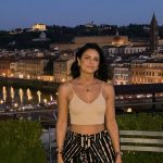 Aislinn Derbez Instagram - Llevaba años queriendo regalarme un viaje completamente sola y por fin lo cumplí! 🎉 Confieso que los últimos 3 años he estado en una racha continua de exceso de trabajo + ser mamá; y una parte de mi se sentía valiosa y orgullosa por vivir así, sin parar ni los domingos.. Pero últimamente me he dado cuenta que “hacer demasiado” sólo me entorpece y me apendeja. Literal se me atrofia la cabeza, se me olvidan las cosas, se satura mi energía, lo cual me hace menos consciente, menos amorosa conmigo misma y con los demás y entro constantemente en lugares de ansiedad, desconexión, comparación, competencia, intolerancia, agotamiento, saturación, insuficiencia, descuido… Porque cuando hacemos demasiado no hay espacio. No hay espacio para sentir, para enfocarnos, para observar, para cuidarnos, para ponernos atención, para ser creativ@, para disfrutar, para descansar, para las cosas que nos dan placer y nos hacen expandirnos, crecer y crear desde la autenticidad y el corazón. Amo trabajar y crear cosas nuevas, así que estoy aprendiendo nuevas maneras de “hacer” y de relacionarme con el trabajo, desde un lugar más suave, más libre, amoroso y menos apegado. Me encantaría no identificar tanto mi valor en lo que “hago” y poder simplemente “ser” y disfrutar cada vez más🥰. ¿Y a ti, te ha pasado? P.D. Por cierto, me di cuenta que para tener uno de los viajes más románticos de tu vida no necesitas estar acompañada… Toscana, Italy