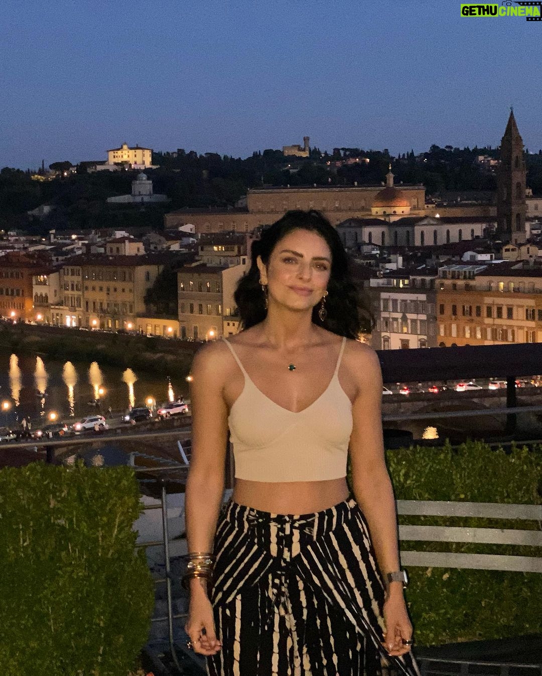 Aislinn Derbez Instagram - Llevaba años queriendo regalarme un viaje completamente sola y por fin lo cumplí! 🎉 Confieso que los últimos 3 años he estado en una racha continua de exceso de trabajo + ser mamá; y una parte de mi se sentía valiosa y orgullosa por vivir así, sin parar ni los domingos.. Pero últimamente me he dado cuenta que “hacer demasiado” sólo me entorpece y me apendeja. Literal se me atrofia la cabeza, se me olvidan las cosas, se satura mi energía, lo cual me hace menos consciente, menos amorosa conmigo misma y con los demás y entro constantemente en lugares de ansiedad, desconexión, comparación, competencia, intolerancia, agotamiento, saturación, insuficiencia, descuido… Porque cuando hacemos demasiado no hay espacio. No hay espacio para sentir, para enfocarnos, para observar, para cuidarnos, para ponernos atención, para ser creativ@, para disfrutar, para descansar, para las cosas que nos dan placer y nos hacen expandirnos, crecer y crear desde la autenticidad y el corazón. Amo trabajar y crear cosas nuevas, así que estoy aprendiendo nuevas maneras de “hacer” y de relacionarme con el trabajo, desde un lugar más suave, más libre, amoroso y menos apegado. Me encantaría no identificar tanto mi valor en lo que “hago” y poder simplemente “ser” y disfrutar cada vez más🥰. ¿Y a ti, te ha pasado? P.D. Por cierto, me di cuenta que para tener uno de los viajes más románticos de tu vida no necesitas estar acompañada… Toscana, Italy