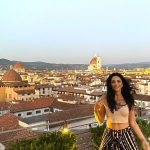 Aislinn Derbez Instagram - Llevaba años queriendo regalarme un viaje completamente sola y por fin lo cumplí! 🎉 Confieso que los últimos 3 años he estado en una racha continua de exceso de trabajo + ser mamá; y una parte de mi se sentía valiosa y orgullosa por vivir así, sin parar ni los domingos.. Pero últimamente me he dado cuenta que “hacer demasiado” sólo me entorpece y me apendeja. Literal se me atrofia la cabeza, se me olvidan las cosas, se satura mi energía, lo cual me hace menos consciente, menos amorosa conmigo misma y con los demás y entro constantemente en lugares de ansiedad, desconexión, comparación, competencia, intolerancia, agotamiento, saturación, insuficiencia, descuido… Porque cuando hacemos demasiado no hay espacio. No hay espacio para sentir, para enfocarnos, para observar, para cuidarnos, para ponernos atención, para ser creativ@, para disfrutar, para descansar, para las cosas que nos dan placer y nos hacen expandirnos, crecer y crear desde la autenticidad y el corazón. Amo trabajar y crear cosas nuevas, así que estoy aprendiendo nuevas maneras de “hacer” y de relacionarme con el trabajo, desde un lugar más suave, más libre, amoroso y menos apegado. Me encantaría no identificar tanto mi valor en lo que “hago” y poder simplemente “ser” y disfrutar cada vez más🥰. ¿Y a ti, te ha pasado? P.D. Por cierto, me di cuenta que para tener uno de los viajes más románticos de tu vida no necesitas estar acompañada… Toscana, Italy