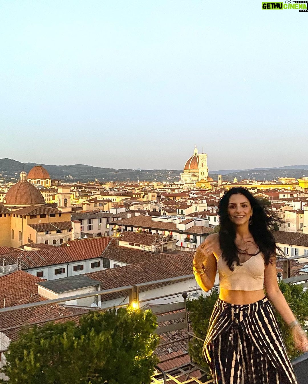 Aislinn Derbez Instagram - Llevaba años queriendo regalarme un viaje completamente sola y por fin lo cumplí! 🎉 Confieso que los últimos 3 años he estado en una racha continua de exceso de trabajo + ser mamá; y una parte de mi se sentía valiosa y orgullosa por vivir así, sin parar ni los domingos.. Pero últimamente me he dado cuenta que “hacer demasiado” sólo me entorpece y me apendeja. Literal se me atrofia la cabeza, se me olvidan las cosas, se satura mi energía, lo cual me hace menos consciente, menos amorosa conmigo misma y con los demás y entro constantemente en lugares de ansiedad, desconexión, comparación, competencia, intolerancia, agotamiento, saturación, insuficiencia, descuido… Porque cuando hacemos demasiado no hay espacio. No hay espacio para sentir, para enfocarnos, para observar, para cuidarnos, para ponernos atención, para ser creativ@, para disfrutar, para descansar, para las cosas que nos dan placer y nos hacen expandirnos, crecer y crear desde la autenticidad y el corazón. Amo trabajar y crear cosas nuevas, así que estoy aprendiendo nuevas maneras de “hacer” y de relacionarme con el trabajo, desde un lugar más suave, más libre, amoroso y menos apegado. Me encantaría no identificar tanto mi valor en lo que “hago” y poder simplemente “ser” y disfrutar cada vez más🥰. ¿Y a ti, te ha pasado? P.D. Por cierto, me di cuenta que para tener uno de los viajes más románticos de tu vida no necesitas estar acompañada… Toscana, Italy