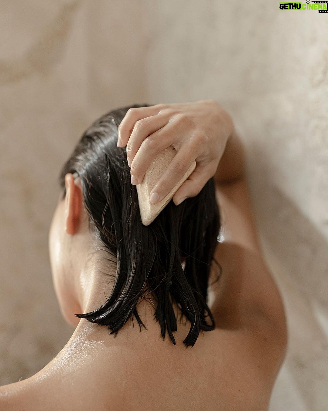 Aislinn Derbez Instagram - Llevo 4 años usando solamente productos AMAI para mi pelo. Y si ven mis fotos de antes, nunca había tenido el pelo tan largo, abundante y sano como ahora y no es casualidad… Usar productos sin químicos es de lo más importante que podemos hacer para desintoxicar nuestro cuerpo… y con amainatural no sólo ayudas a tu cuerpo, también al planeta! 🌎 En @amainatural tenemos los mejores productos #ZeroWaste (sin plástico) y #CleanBeauty (100% naturales). Tenemos todo esto en barras!👇🏼 •Shampoos para diferentes tipos de pelo •Acondicionadores ultra hidratantes •Cremas corporales •Desmaquillante •Jabónes faciales •Jabónes corporales •Jabón íntimo Los encuentras en nuestra página amai.mx y en Amazon De venta en México, USA y Canadá (y para puntos de venta físicos revisen nuestra página web) 📸 @yessicacruzc