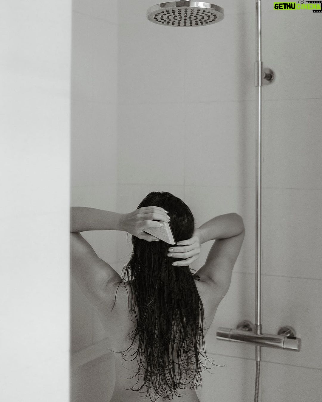Aislinn Derbez Instagram - Llevo 4 años usando solamente productos AMAI para mi pelo. Y si ven mis fotos de antes, nunca había tenido el pelo tan largo, abundante y sano como ahora y no es casualidad… Usar productos sin químicos es de lo más importante que podemos hacer para desintoxicar nuestro cuerpo… y con amainatural no sólo ayudas a tu cuerpo, también al planeta! 🌎 En @amainatural tenemos los mejores productos #ZeroWaste (sin plástico) y #CleanBeauty (100% naturales). Tenemos todo esto en barras!👇🏼 •Shampoos para diferentes tipos de pelo •Acondicionadores ultra hidratantes •Cremas corporales •Desmaquillante •Jabónes faciales •Jabónes corporales •Jabón íntimo Los encuentras en nuestra página amai.mx y en Amazon De venta en México, USA y Canadá (y para puntos de venta físicos revisen nuestra página web) 📸 @yessicacruzc