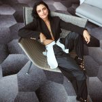 Aislinn Derbez Instagram - Sabías que el #UPCYCLING implica transformar materiales desechados o no utilizados en nuevas prendas o accesorios, dándoles una nueva vida y fomentando la creatividad, la autenticidad y la individualidad en el diseño? Para esta portada de @cosmopolitan decidimos usar únicamente piezas de upcycling de @marmolstudio x @marmolviejo La moda upcycled también reduce la necesidad de nueva producción, conserva recursos y minimiza el desperdicio♻️ Te invito a desafiar la noción convencional del fast fashion y promover un enfoque distinto valorando el potencial de los materiales existentes en lugar de buscar constantemente otros nuevos😉😍