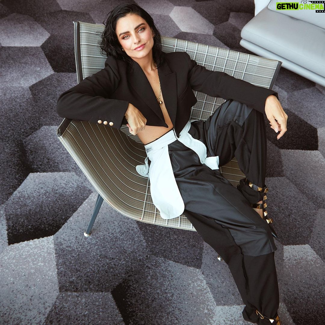Aislinn Derbez Instagram - Sabías que el #UPCYCLING implica transformar materiales desechados o no utilizados en nuevas prendas o accesorios, dándoles una nueva vida y fomentando la creatividad, la autenticidad y la individualidad en el diseño? Para esta portada de @cosmopolitan decidimos usar únicamente piezas de upcycling de @marmolstudio x @marmolviejo La moda upcycled también reduce la necesidad de nueva producción, conserva recursos y minimiza el desperdicio♻️ Te invito a desafiar la noción convencional del fast fashion y promover un enfoque distinto valorando el potencial de los materiales existentes en lugar de buscar constantemente otros nuevos😉😍