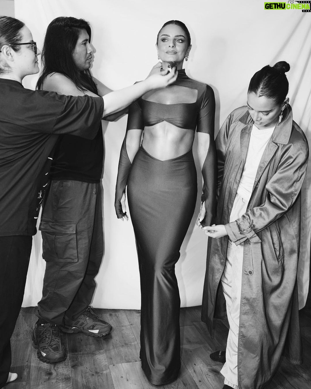 Aislinn Derbez Instagram - Una noche épica en los @mtvmiaw presentando el premio más icónico de la noche y demasiado orgullosa de que @lamagiadelcaos estuviera nominada a podcast favorito…😱🥰🎉 📸 @dddiegortiz styling @marmolviejo vestido @valco_valeriacoa makeup @pametp hair @aldo.ek