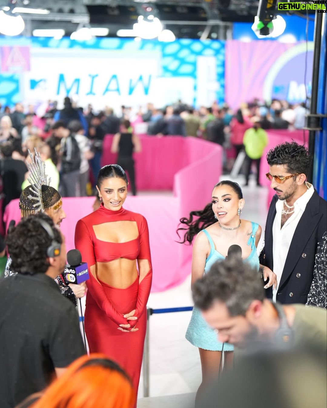 Aislinn Derbez Instagram - Una noche épica en los @mtvmiaw presentando el premio más icónico de la noche y demasiado orgullosa de que @lamagiadelcaos estuviera nominada a podcast favorito…😱🥰🎉 📸 @dddiegortiz styling @marmolviejo vestido @valco_valeriacoa makeup @pametp hair @aldo.ek