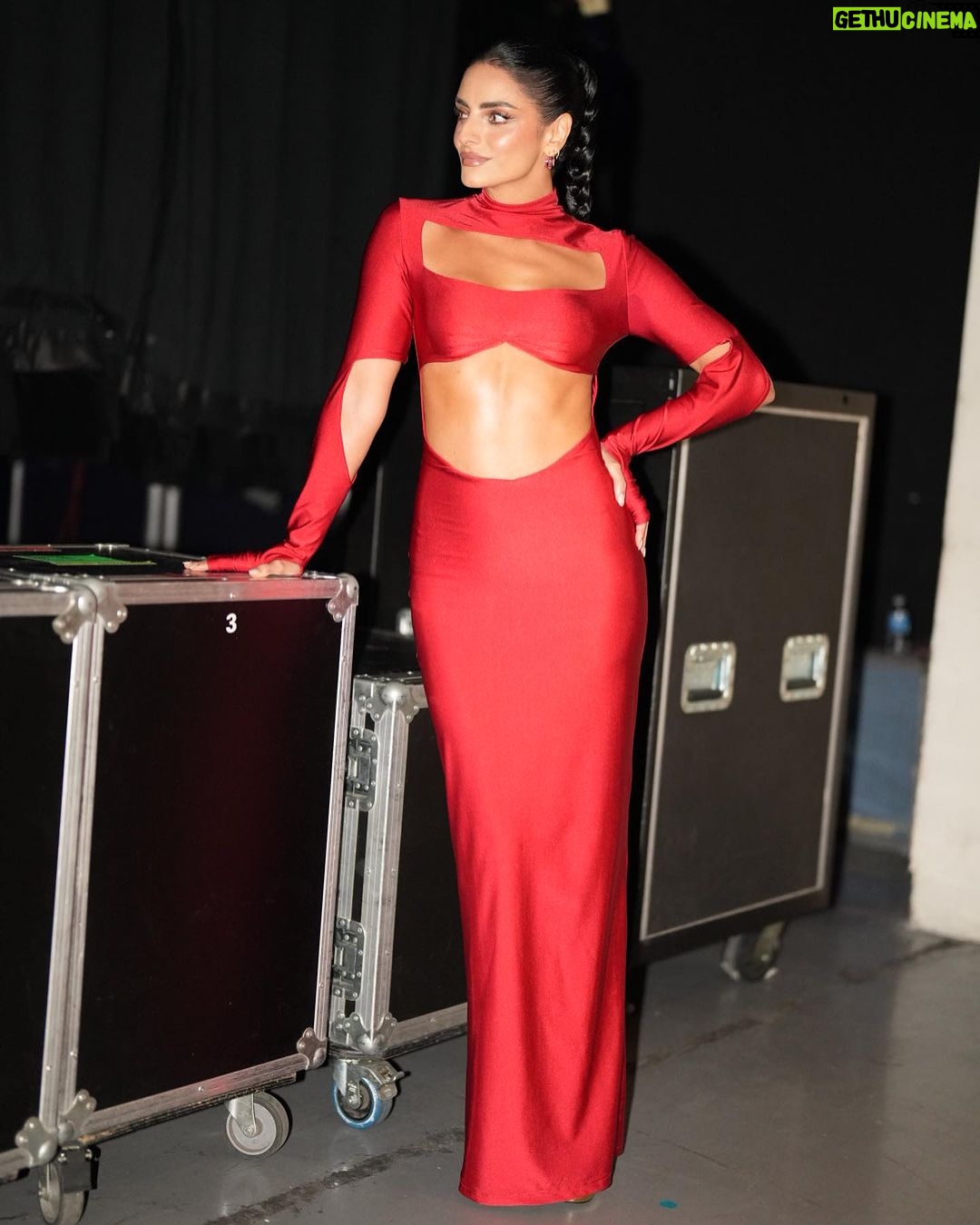 Aislinn Derbez Instagram - Una noche épica en los @mtvmiaw presentando el premio más icónico de la noche y demasiado orgullosa de que @lamagiadelcaos estuviera nominada a podcast favorito…😱🥰🎉 📸 @dddiegortiz styling @marmolviejo vestido @valco_valeriacoa makeup @pametp hair @aldo.ek