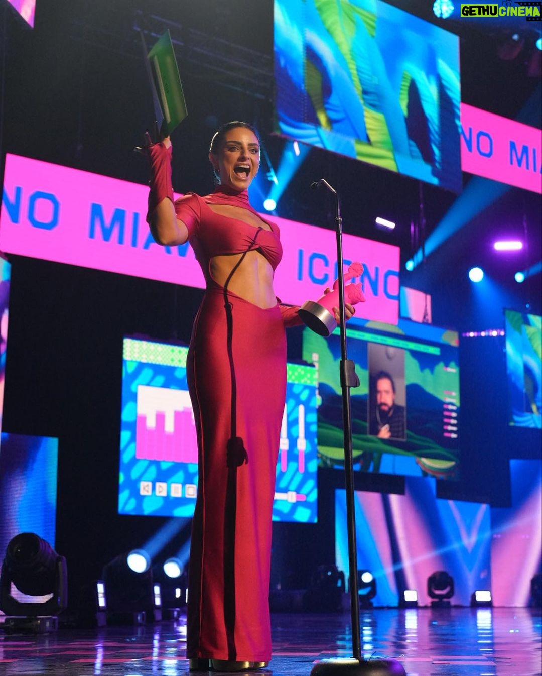 Aislinn Derbez Instagram - Una noche épica en los @mtvmiaw presentando el premio más icónico de la noche y demasiado orgullosa de que @lamagiadelcaos estuviera nominada a podcast favorito…😱🥰🎉 📸 @dddiegortiz styling @marmolviejo vestido @valco_valeriacoa makeup @pametp hair @aldo.ek