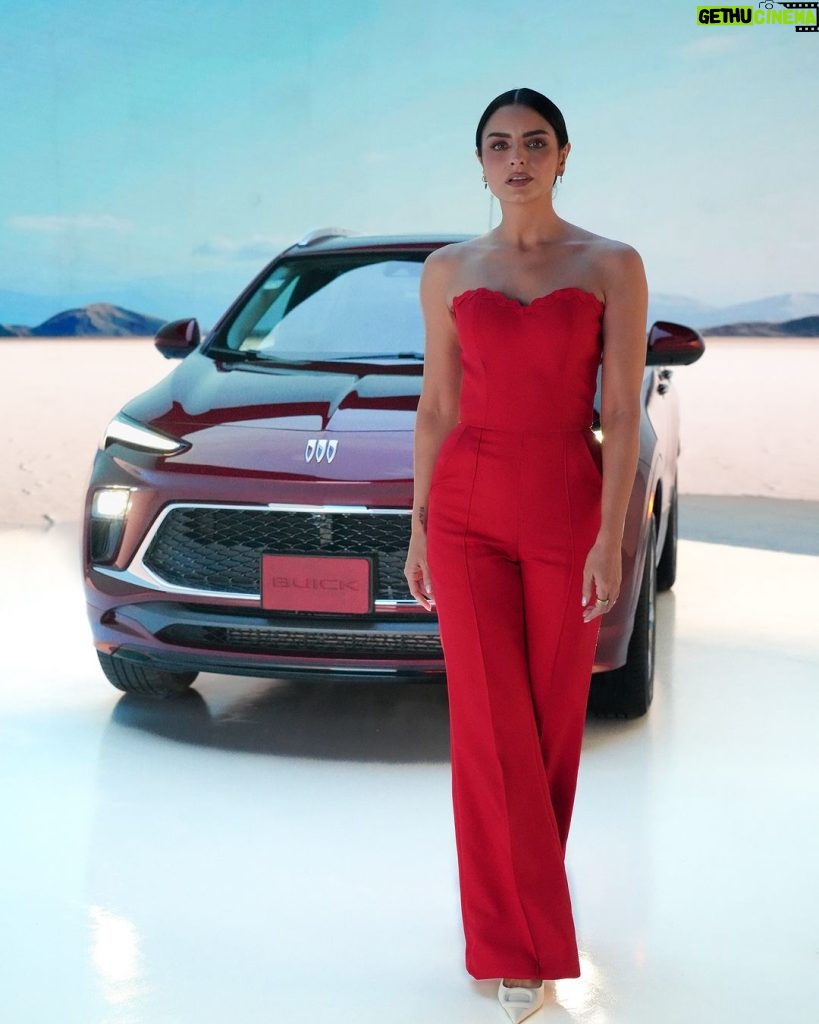 Aislinn Derbez Instagram - La nueva Buick Encore reúne conectividad, diseño y seguridad. Tenerlo todo depende de ti. #TúDecides #NuevaBuickEncore @buickmexico 📸 @dddiegortiz