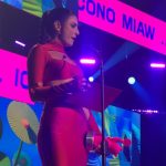 Aislinn Derbez Instagram - Una noche épica en los @mtvmiaw presentando el premio más icónico de la noche y demasiado orgullosa de que @lamagiadelcaos estuviera nominada a podcast favorito…😱🥰🎉 📸 @dddiegortiz styling @marmolviejo vestido @valco_valeriacoa makeup @pametp hair @aldo.ek