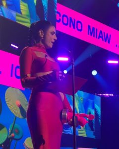 Aislinn Derbez Instagram - Una noche épica en los @mtvmiaw presentando el premio más icónico de la noche y demasiado orgullosa de que @lamagiadelcaos estuviera nominada a podcast favorito…😱🥰🎉 📸 @dddiegortiz styling @marmolviejo vestido @valco_valeriacoa makeup @pametp hair @aldo.ek