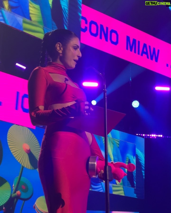 Aislinn Derbez Instagram - Una noche épica en los @mtvmiaw presentando el premio más icónico de la noche y demasiado orgullosa de que @lamagiadelcaos estuviera nominada a podcast favorito…😱🥰🎉 📸 @dddiegortiz styling @marmolviejo vestido @valco_valeriacoa makeup @pametp hair @aldo.ek