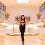 Aislinn Derbez Instagram – Me dieron un tour exclusivo a la icónica tienda insignia de @tiffanyandco The Landmark en NYC, la cual se remodeló hace 2 meses y el legendario @petermarinoarchitect reinventó la arquitectura interior, conservando la fachada externa original de 1940.
Lo mejor es que no sólo es una tienda, sino como una especie de museo ya que tiene 10 pisos repletos de piezas de arte y diseño de los artistas contemporáneos más relevantes, además de joyería exclusiva que sólo encuentras ahí.
Esta tienda definitivamente representa una nueva era para Tiffany & CO.
📸: @pablo_barajas
Styling: @marmolviejo
Ropa: @nisa_by_denisa @mariandreegaitan x @steponfashion
Gracias @pamelaocampo Tiffany Landmark