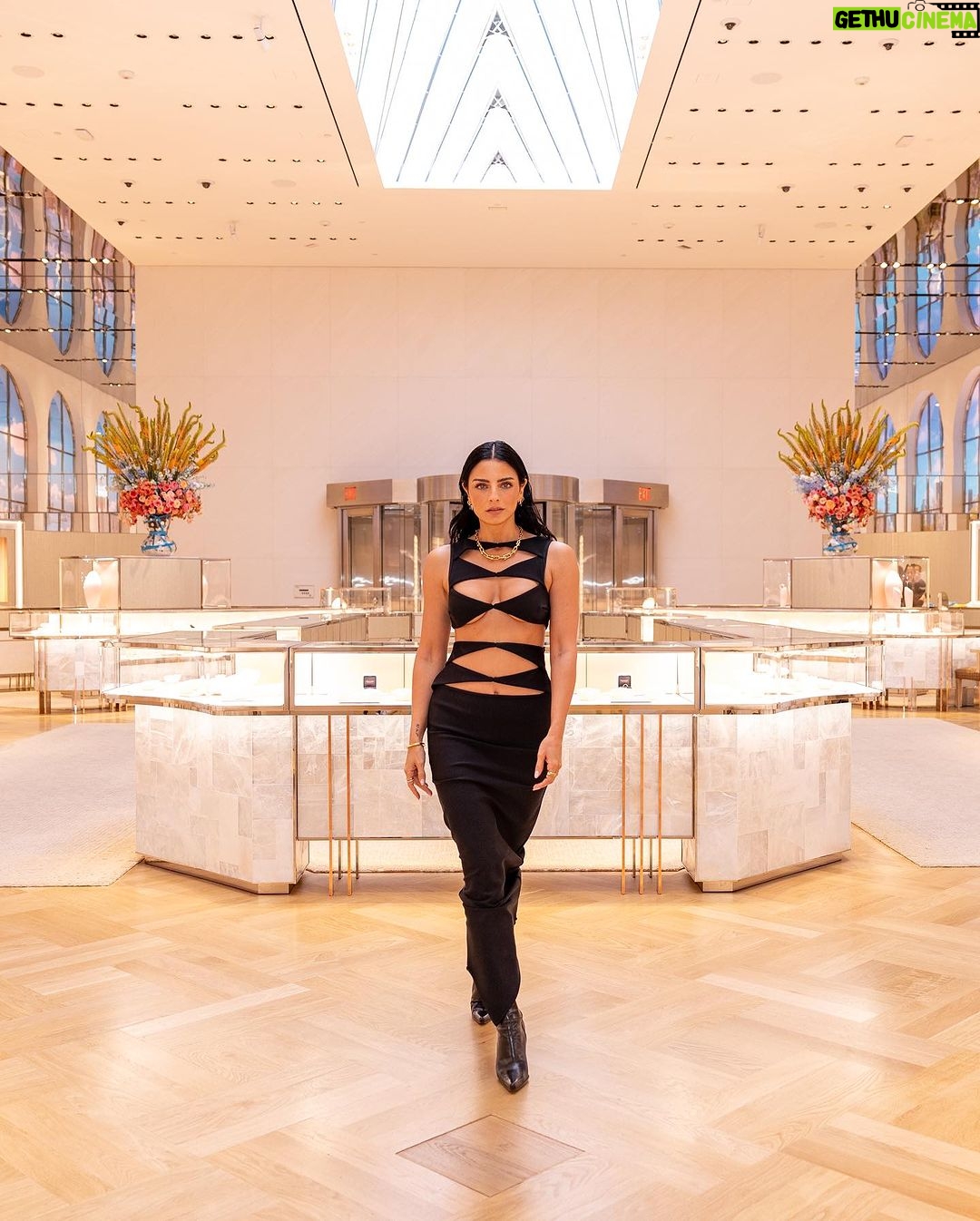 Aislinn Derbez Instagram - Me dieron un tour exclusivo a la icónica tienda insignia de @tiffanyandco The Landmark en NYC, la cual se remodeló hace 2 meses y el legendario @petermarinoarchitect reinventó la arquitectura interior, conservando la fachada externa original de 1940. Lo mejor es que no sólo es una tienda, sino como una especie de museo ya que tiene 10 pisos repletos de piezas de arte y diseño de los artistas contemporáneos más relevantes, además de joyería exclusiva que sólo encuentras ahí. Esta tienda definitivamente representa una nueva era para Tiffany & CO. 📸: @pablo_barajas Styling: @marmolviejo Ropa: @nisa_by_denisa @mariandreegaitan x @steponfashion Gracias @pamelaocampo Tiffany Landmark